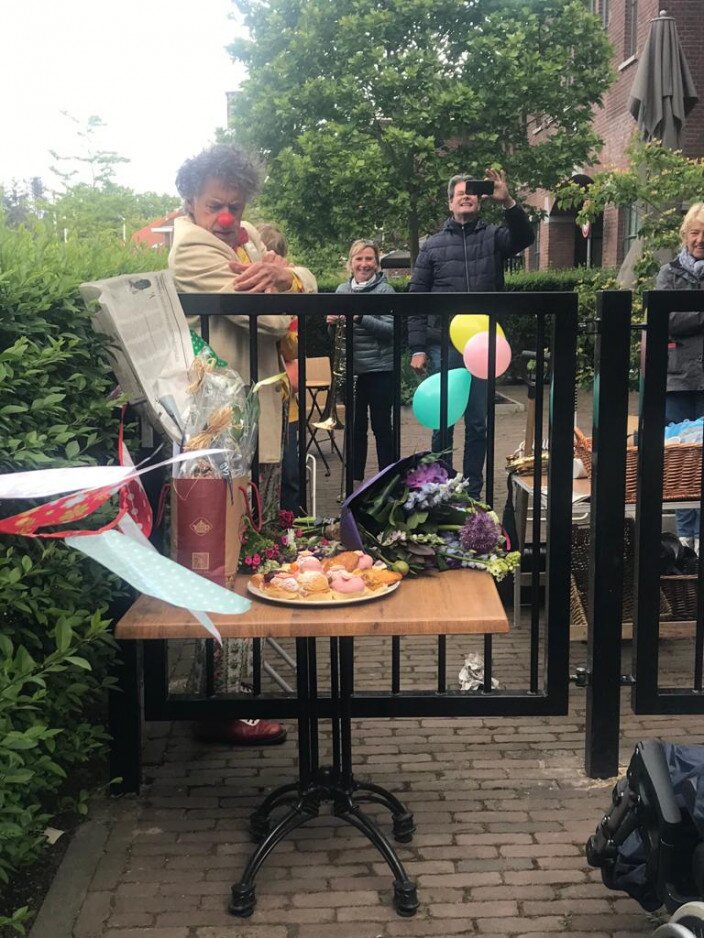 CliniClowns Waldo en Peer brengen muzikale felicitaties aan mevrouw Wegbrands (97)