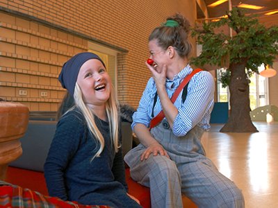 CliniClown Pom sleepte de zieke Belle door een moeilijke periode heen.