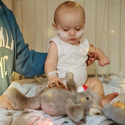 Baby Shane ligt met ernstige benauwdheid in het ziekenhuis