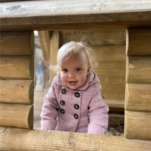Giulia in de tuin.
