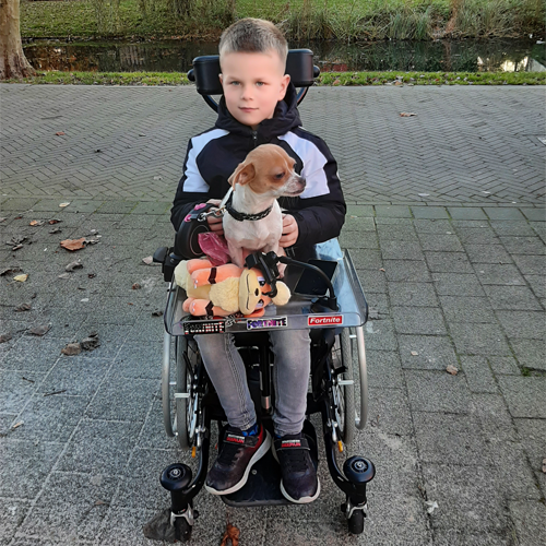 Jace in zijn rolstoel.