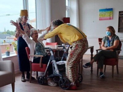 CliniClowns Waldo en Flip in contact met een bewoonster met dementie in Zonnehuis Majella