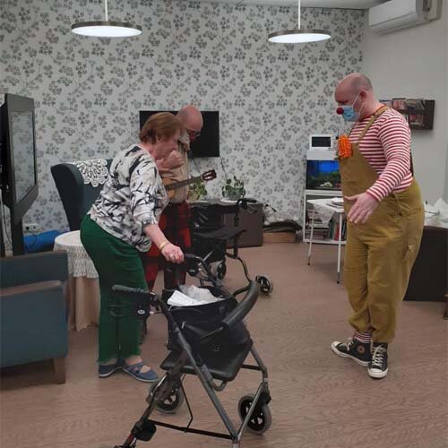 CliniClown Oeps bij een vrouw met dementie.