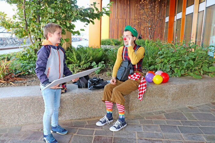 Rense samen met clown Hup