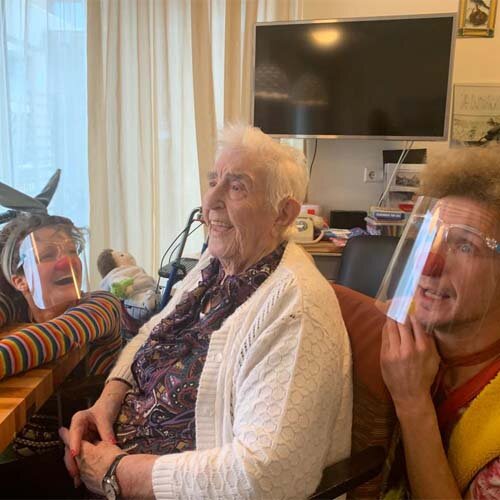 Cliniclowns met een bewoner van een woonzorgcentrum.