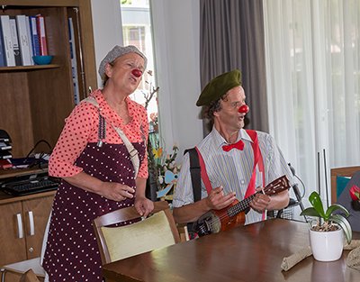 Twee CliniClowns maken muziek.